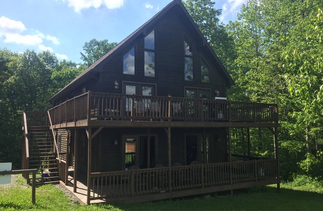 Sleeps 22. Affordable Cabin 30 minutes to New River Gorge Rafting & Climbing