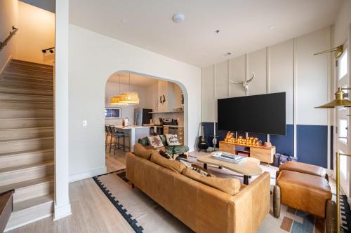 Sleeps 24 Rooftop Game Room Outdoor Spaces Just 10 Min to Broadway Outrider by AvantStay