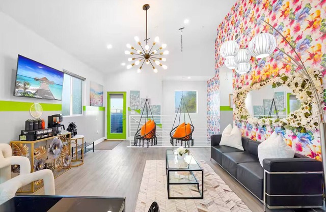 Sleeps 26! Classy & Luxurious 2-Unit Noho Haven: Hot Tubs - Free Parking!