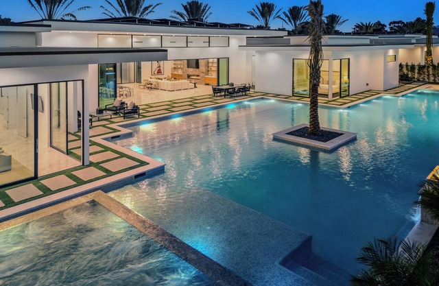 Sleeps 31 | 2 Luxury Villas w/Pool + Spa, Putting Green | Bravo by AvantStay