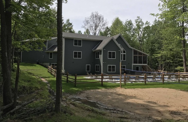 Sleeps 34! new home on 17 acres with pond, pool, volleyball court, trails