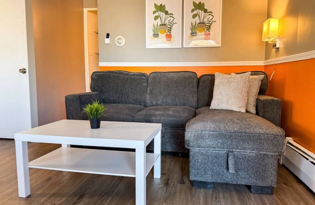 Sleeps 4! 1 Bedroom, 3 Beds w/Parking + WIFI