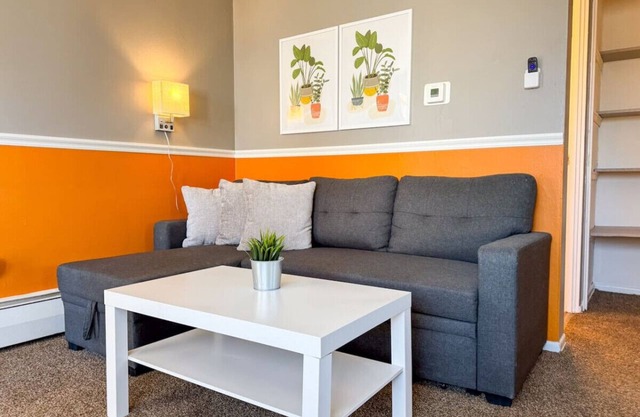 Sleeps 4! Cozy 1 Bedroom w/Comfy Queen Mattress