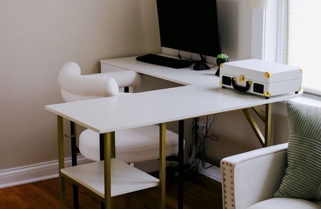 Sleeps 4 New Modern 1BR Workspace