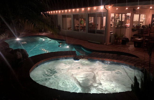 Sleeps 6 - 3 Bedroom - King - Queen - 2 Twins - Jacuzzi - Full Kitchen - Laundry