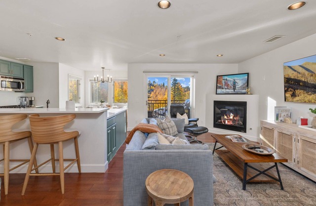 Sleeps 6-Easy Year Round Trail Access - Mountain Views - Fireplace - Garage
