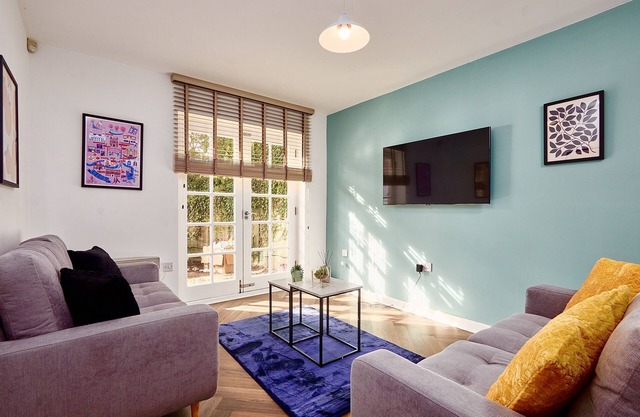 Sleeps 6: Family & Work Stays - FREE Parking & WiFi