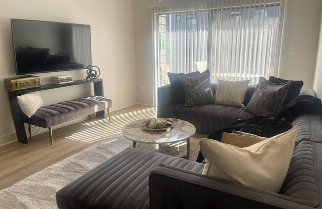 Sleeps 6/Perfect Location/Free Parking/Gym/LuxurynPool/Shop/Explore/Eat/Relax