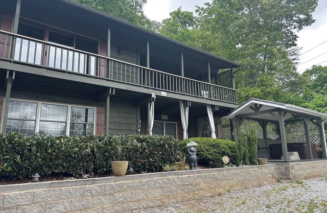 Sleeps 6 with Mountain View & Hot Tub in charming Waynesville