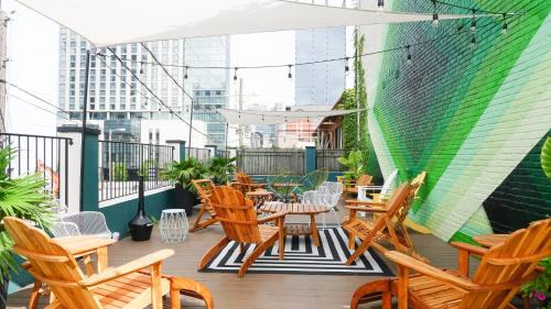 Sleeps 8 4 SoBro Suites w Kitchens Art Walk to Broadway – by AvantStay