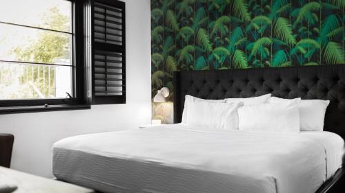 Sleeps 8 4 Stylish SoBro Suites Near Music Dining – by AvantStay