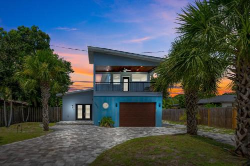Sleeps 8 Pool Dog Friendly 6 Miles to Beach