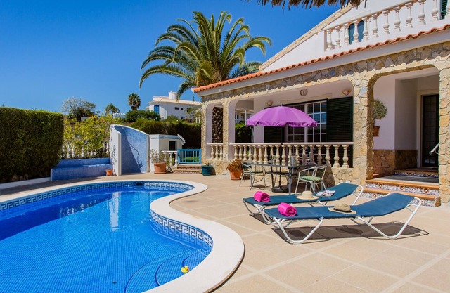 Sleeps 8 - 4 Aircon bedrooms/3 bathrooms - Lovely Patios, Pool and Roof Terrace