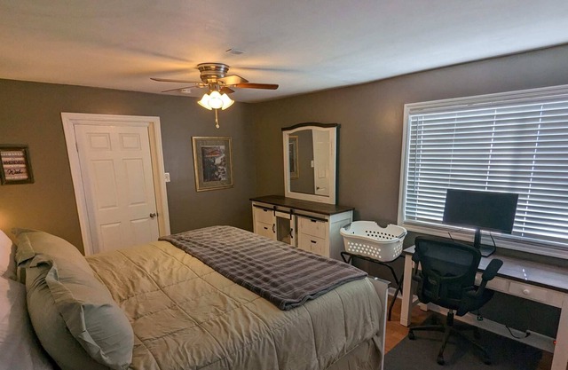 Sleeps 9, 2 baths, 12 mins from downtown