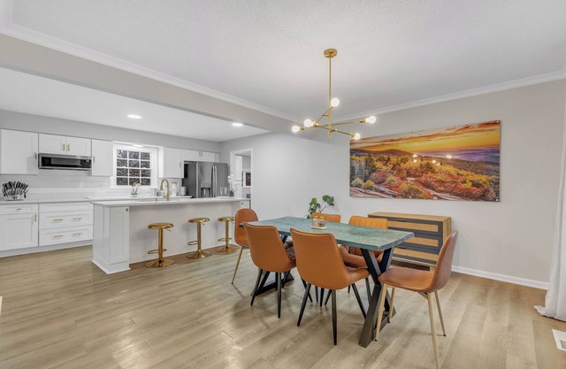 SLEEPS 9! Close to lovely downtown Cary/Raleigh/RDU. Pets welcome!