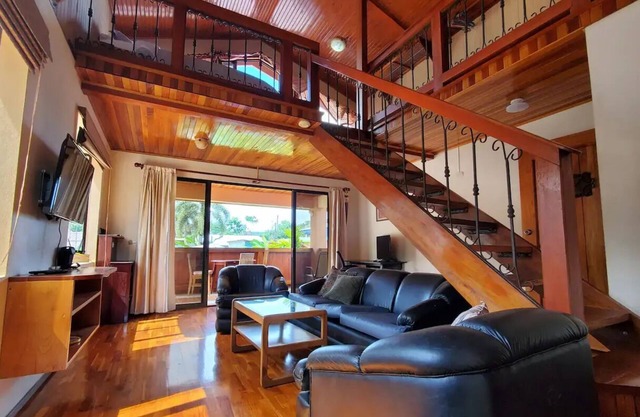 Sleeps 9 - AC - Hot Water - House & Apartment - Pool