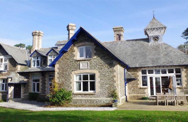 Sleeps upto 16 people, Pet Friendly.
