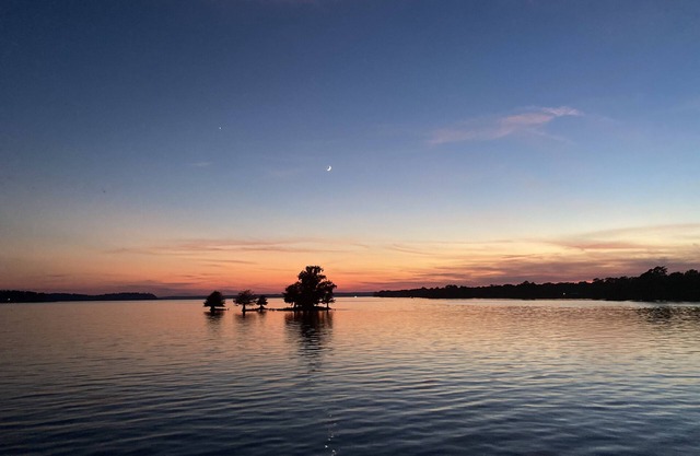 Slice of Heaven 3/2 camp on lakefront w/boathouse