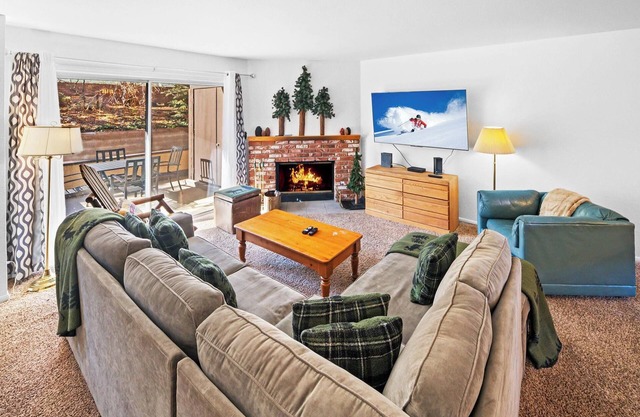 Slopeside Chalet By Destination Big Bear:Ski In Ski Out Condo at Bear Mountain Ski Resort! Seasonal Community Spa, Pickleball and Basketball Court!