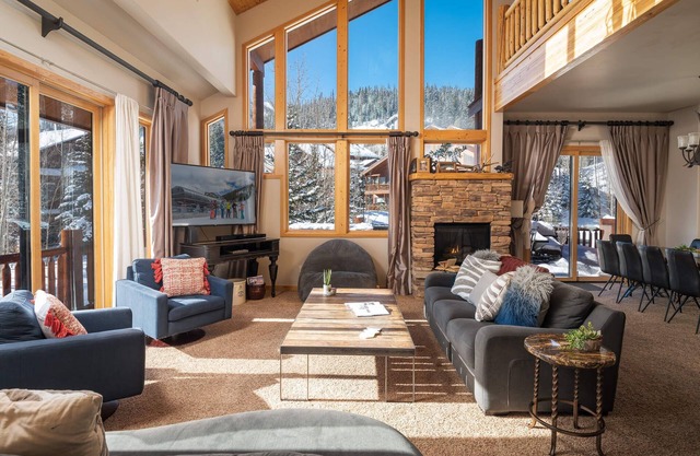♥ Slopeside Retreat | Large & Built For Families | Sleeps 17! | Ski Hill Views