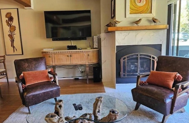 Slopeside Serenity: Hot Tub, Fireplace, Mountain Views—Walk or Shuttle to Lift