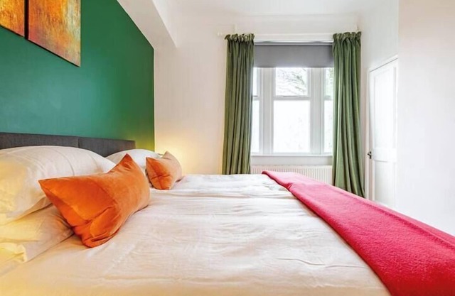 Slough City Stay garden flat near Windsor self check in