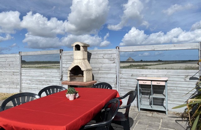 Small cocoon with view of Mont St Michel