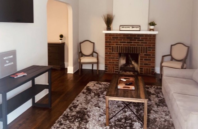 Small Cottage, walking distance to the course. Minutes from downtown!