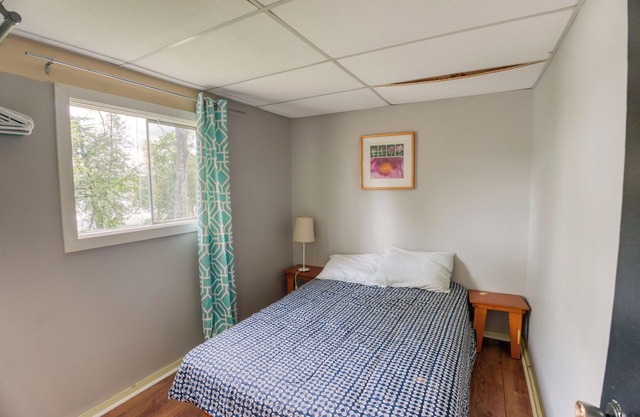 Small CottagennCharming 2-Bed Cottage: Your Lakeside Oasis for 4!