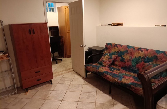 Small detached studio. Quiet. Private parking. nVisitors wanting to explore SD.