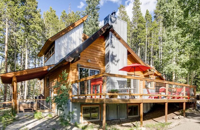 Small Dog friendly w/fenced yard, slope views, 5 min drive to town, and Hot Tub
