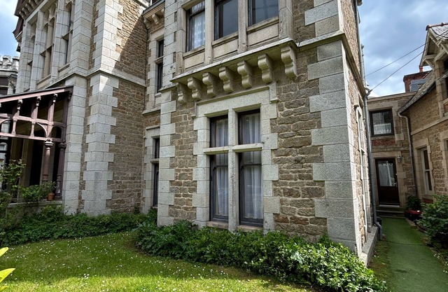 Small duplex "pointe du moulinet" in a listed villa