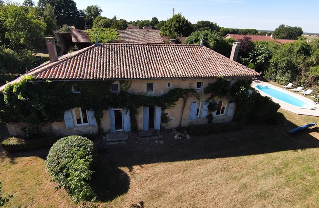 Small farm, capacity of 14 people, private swimming pool, near Futuroscope.