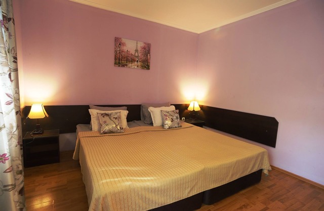Small guest house with a pool 5 min from the beach!