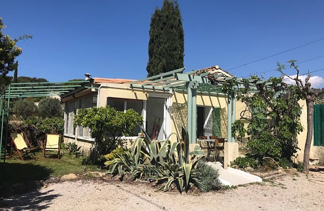Small house with pedestrian access to Port d'Alon cove (St Cyr sur Mer)