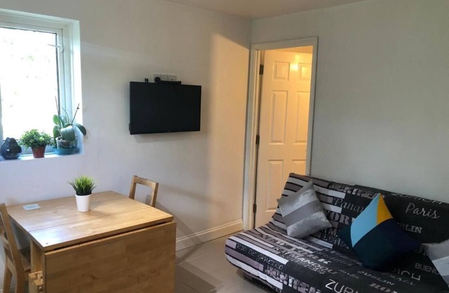Small Modern Comfortable 2 Bedroom Apartment - cmyr