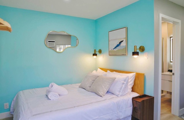 Small Private Modern Retreat Near SF 22421D