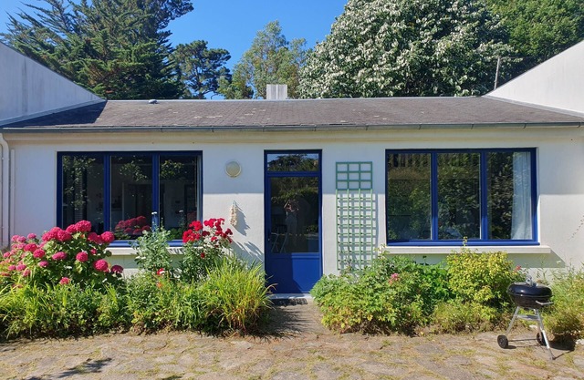 Small seaside house, bright, very quiet, very large garden, Quimiac