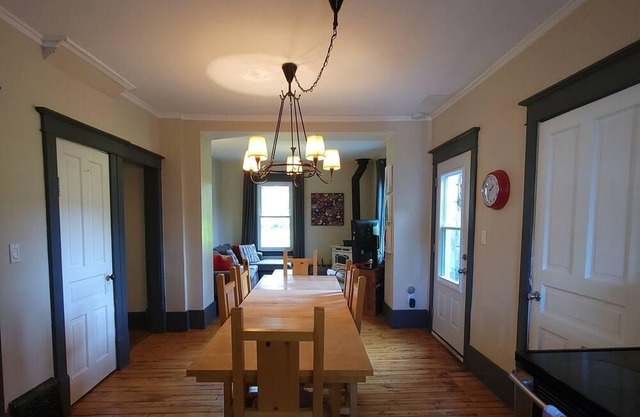 Small Town Charm Retreat, Close to Hiking- Sleeps Ten