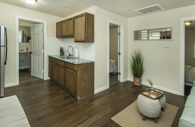 Small town/ Downtown Private 2 Bedrooms Garden Suite @ DART train