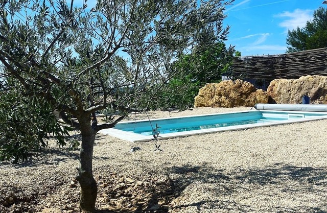 Small villa with private pool 2 km from Lourmarin