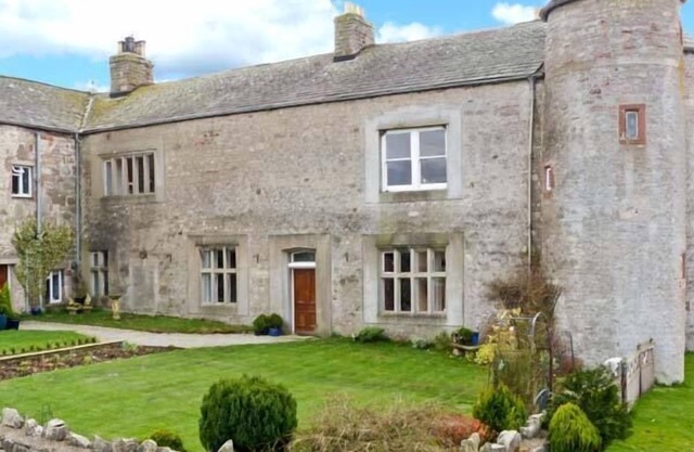 SMARDALE HALL, pet friendly, with hot tub in Kirkby Stephen