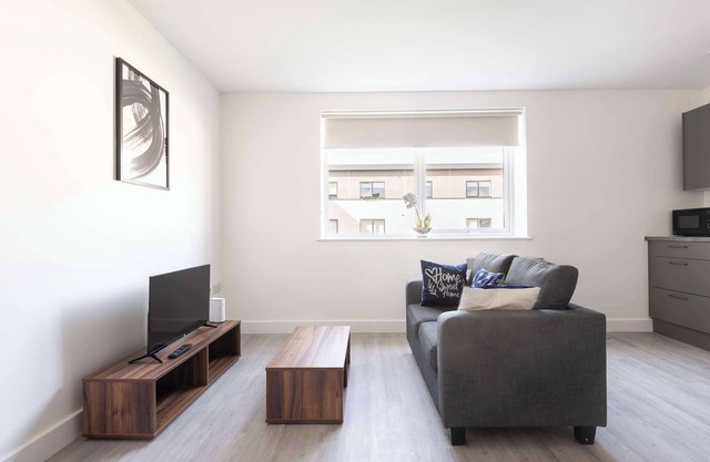 Smart 1 Bedroom Apartment in Bradford with Parking