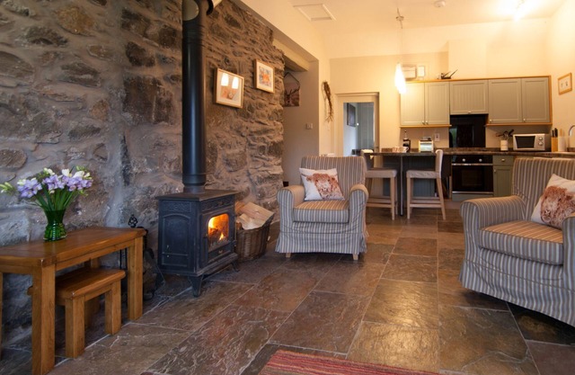 Smiddy Cottage - a cottage that sleeps 4 guests in 2 bedrooms