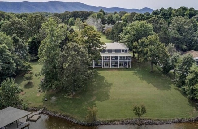 Smith Mountain Lake luxury, Dog-friendly, WIFI, pooltable, hot tub, kayaks, dock