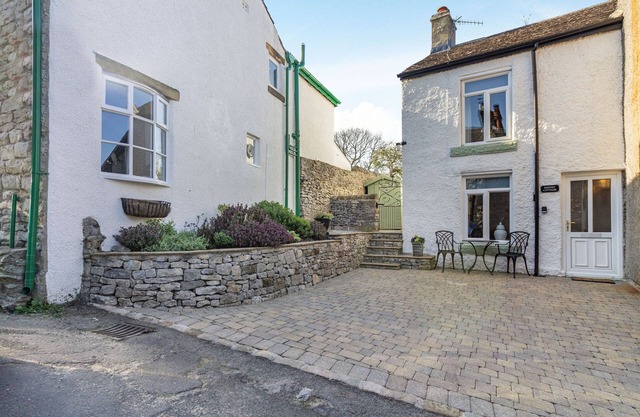 SMITHY COTTAGE, romantic, character holiday cottage in Bradwell