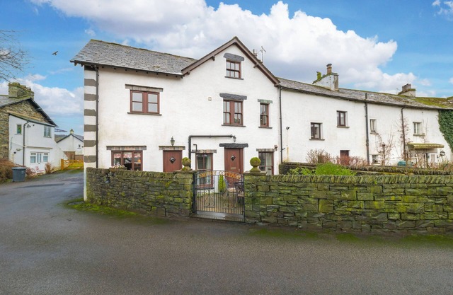 Smithy Cottage - sleeps 6, dog friendly, central in Hawkshead with parking