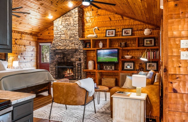 Smoke Rise is a Modern Upscale Cabin with a GARAGE, minutes from National Park!