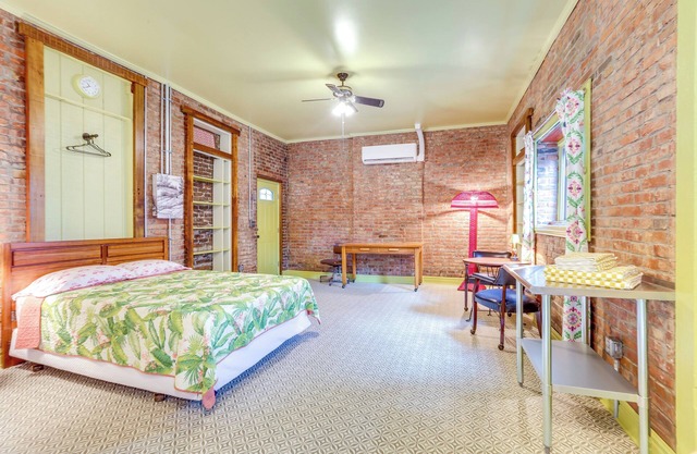 Smoketown ‘Side Shack’ - 1 Block to Hospitals!