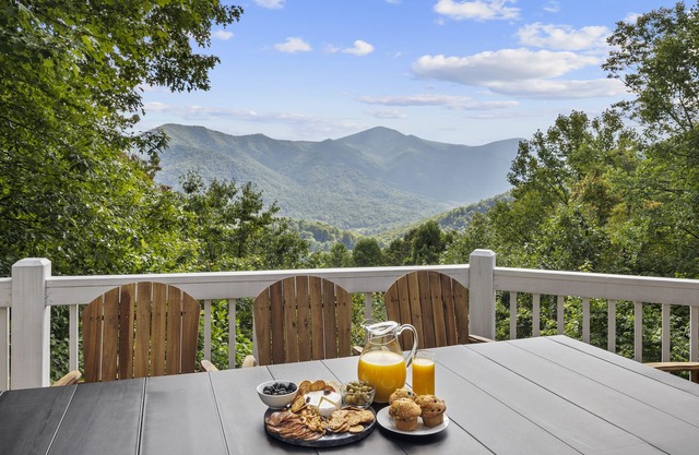 Smokey Mtn Retreat: YEAR-ROUND VIEWS! GAME ROOM! HOT TUB! GOLF & SKI NEARBY!